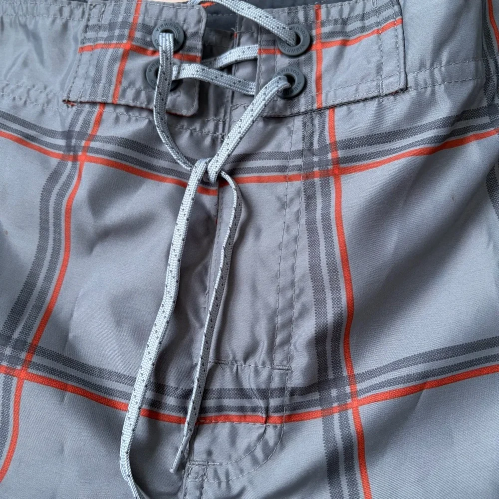 NWT COLUMBIA Gray and Red Plaid Men SZ36 Swim Board Shorts Zippered Pocket Beach